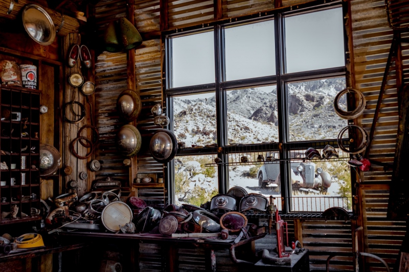 cordonnerie-MOISSAC BELLEVUE-min_shop_window_part_junk_abandoned-138873